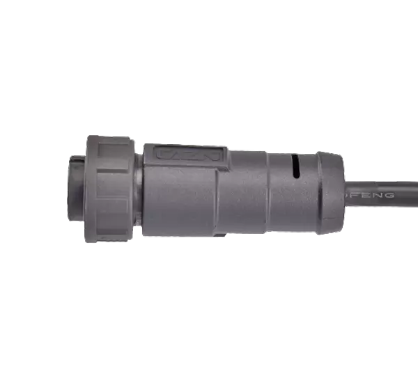 E13 gerader umspritzter Buchsenstecker (Gewinde)